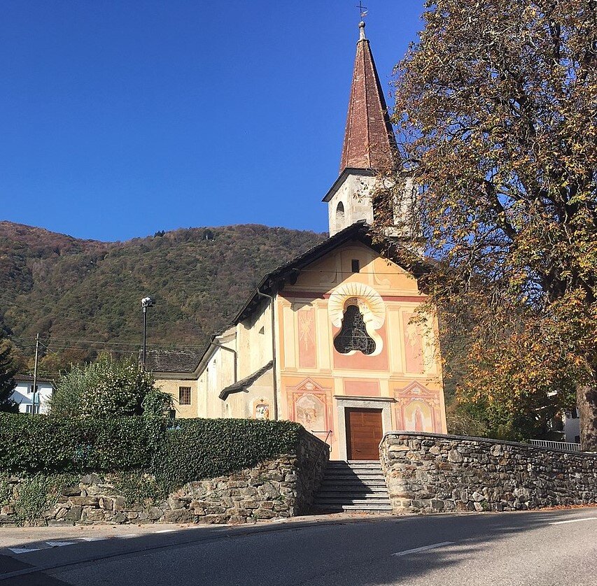 Chiesa parrocchiale affacciata su una piazzetta alberata