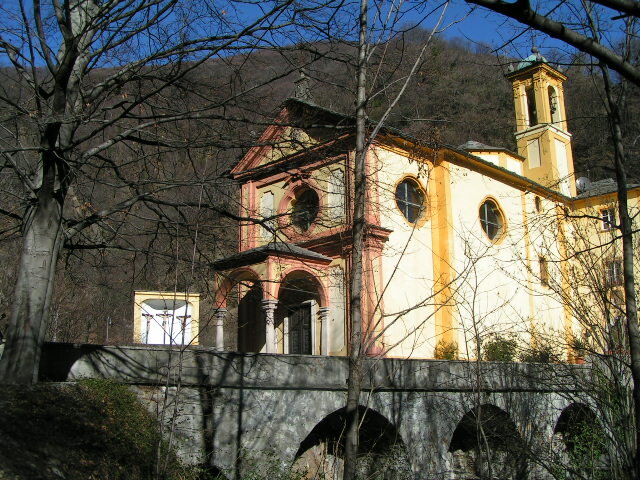 Chiesa affacciata su un lago con montagne sullo sfondo