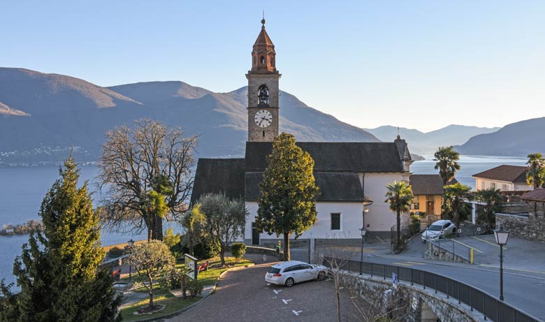 Chiesetta vicino a un piccolo porto sul lago