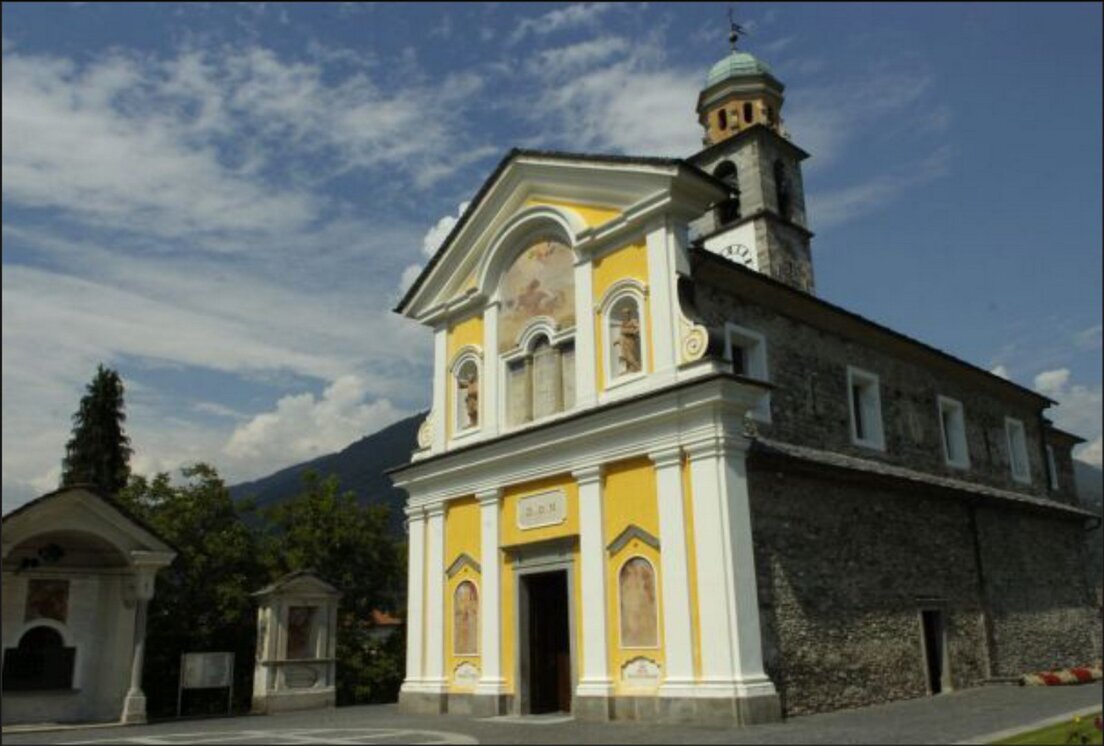 Chiesa parrocchiale immersa in un paese di montagna